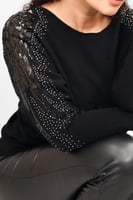 بلوزة نسائية صوف بأكمام طويلة بتفريغ وزخرفة ترتر