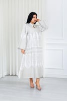 جلابية قماش بطول يصل للكاحل بياقة قصيرة مطرزة