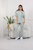 ترنج طبي صيفي بنطال مع تيشرت بياقة دائرية