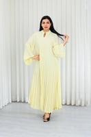 جلابية قماش بطول يصل للكاحل بياقة قصيرة مزينة بالت...