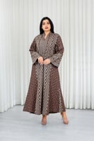 جلابية قماش بطول يصل للكاحل بياقة صغيرة وتطريز تقل...