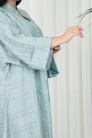 جلابية قماش بطول يصل للكاحل بأكمام واسعة مطوية متو...