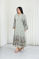 جلابية قماش بطول يصل للكاحل وياقة صغيرة مفتوحة على...