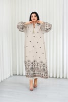 جلابية قماش بطول يصل للكاحل وياقة صغيرة مفتوحة على...