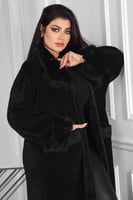 فروة شتوية طويلة مبطنة بالفرو من الداخل بجيب مزودة...