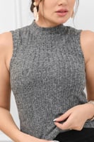 هاينك نسائي بلا أكمام ذات ياقة عالية