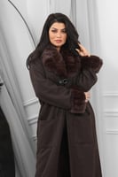 فروة شتوية طويلة مبطنة بالفرو من الداخل مزودة بفرو...