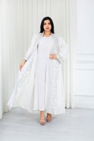 جلابية قماش بطول يصل للكاحل مكونة من قطعة سادة وقط...