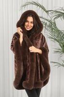 شال شتوي فرو مزخرف بشكل هندسي مع قبعة