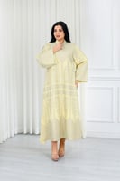 جلابية قماش بطول يصل للكاحل بياقة قصيرة مطرزة