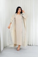 جلابية قماش بطول يصل للكاحل مكونة من قطعة سادة وقط...