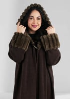 فروة شتوية طويلة محاطة بأكمام وقبعة فرو