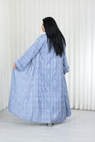 جلابية قماش بطول يصل للكاحل مكونة من قطعة سادة وقط...