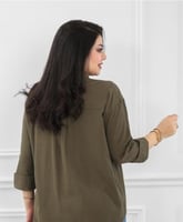 قميص طويل الأكمام مع ربطة عنق