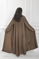 عباية قماش كريب ناعم لون زيتي مزودة بتطريز باللون...