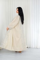 جلابية قماش بطول يصل للكاحل مكونة من قطعة سادة وقط...