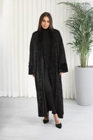 فروة شتوية طويلة مبطنة بالفرو من الداخل ومزودة بفر...