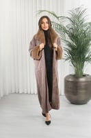 فروة شتوية طويلة مبطنة بالفرو من الداخل ومزودة بيا...