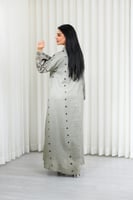 جلابية قماش بطول يصل للكاحل وياقة صغيرة مفتوحة على...