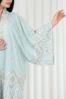 جلابية قماش بطول يصل للكاحل بأكمام واسعة وياقة V م...