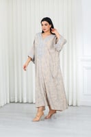 جلابية قماش بطول يصل للكاحل وياقة بشكل V مفتوحة عل...