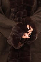 فروة شتوية طويلة مبطنة بالفرو من الداخل مزودة بفرو...