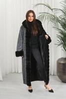 فروة شتوية طويلة مبطنة بالفرو من الداخل مزودة بفرو...