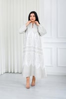 جلابية قماش بطول يصل للكاحل بياقة قصيرة مطرزة