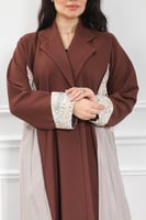 عباية قماش ناعم بلون بني تدخيلة بيج في الجوانب نص...