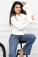 بلوزة صوف أكمام طويلة بياقه مزين بإضافة ريش