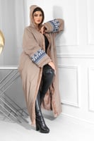 فروة شتوية مع تطريز الأكمام