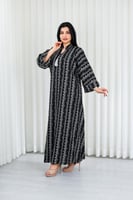 جلابية قماش بطول يصل للكاحل fأكمام واسعة وياقة صغي...