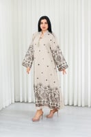 جلابية قماش بطول يصل للكاحل وياقة صغيرة مفتوحة على...