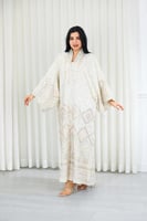 جلابية قماش بطول يصل للكاحل بأكمام واسعة وياقة V م...