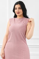 فستان كاجوال بتفاصيل مخرَّمة وياقة مغلقة بلا أكمام