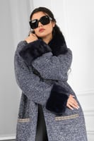 فروة شتوية طويلة مزودة بجيب مطرزة وفرو على الياقة...