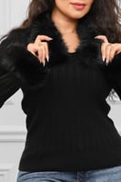 بلوزة صوف أكمام طويلة بياقه مزين بإضافة ريش