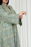 جلابية قماش بطول يصل للكاحل ونهايات أكمام واسعة وي...