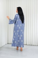 جلابية قماش بطول يصل للكاحل بأكمام واسعة وياقة مزي...