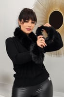 بلوزة نسائية صوف أكمام طويلة بياقه مزين بإضافة ريش