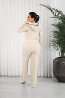 ترنج شتوي بأكمام طويلة وقبعة وسحاب قصير أعلى الصدر