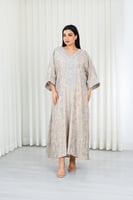 جلابية قماش بطول يصل للكاحل وياقة بشكل V مفتوحة عل...