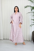 جلابية قماش بطول يصل للكاحل بأكمام واسعة مطوية متو...