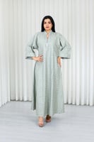 جلابية قماش بطول يصل للكاحل fأكمام واسعة وياقة صغي...