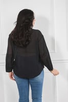 قميص نسائي بأكمام طويلة بطول متوسط