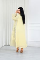 جلابية قماش بطول يصل للكاحل بياقة قصيرة مطرزة