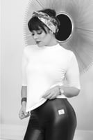 توب نسائي سادة برقبة عالية