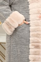 فروة شتوية طويلة مبطنة بالفرو من الداخل مزودة بفرو...