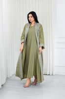 جلابية قماش بطول يصل للكاحل مكونة من قطعة سادة وقط...