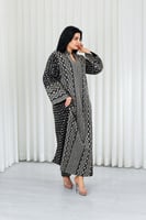 جلابية قماش بطول يصل للكاحل بياقة صغيرة وتطريز تقل...